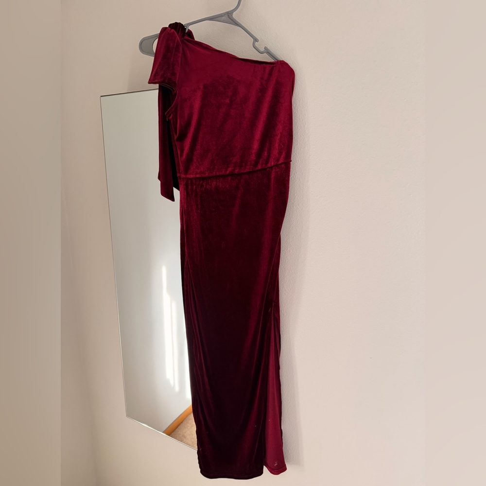 Women’s One-Shoulder Velvet Evening Dress in Deep Burgundy
